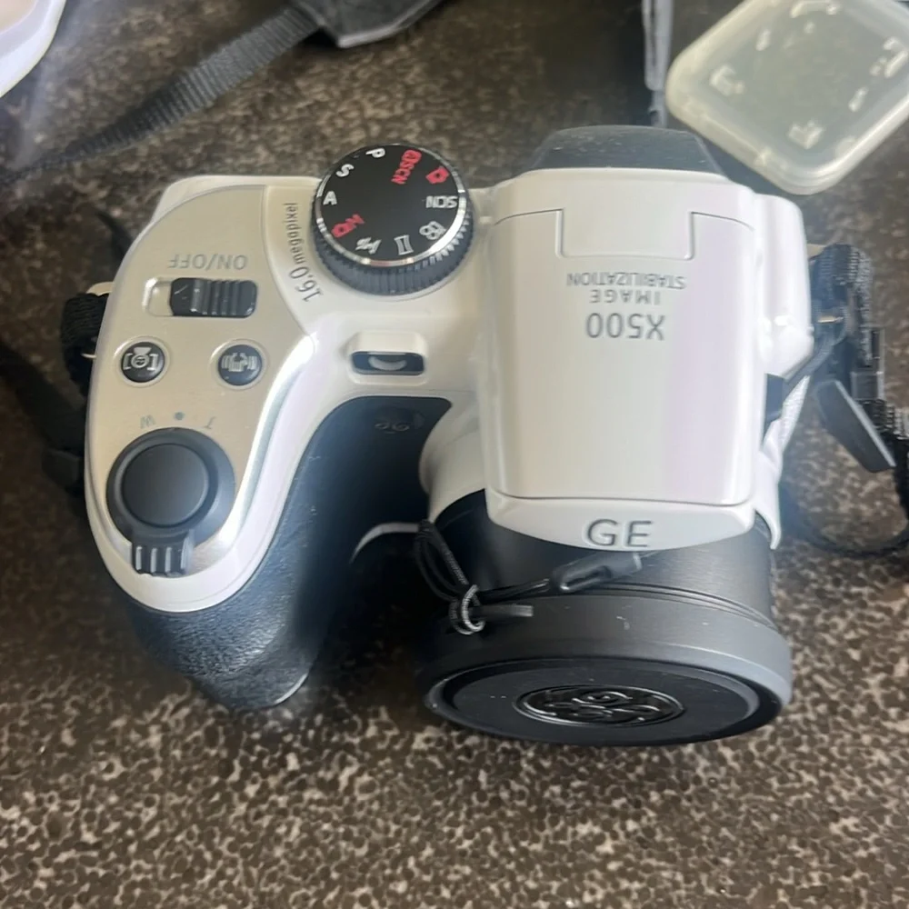 EUC GE white X500 16.0 megapixel digital camera with Carry bag and accessories
